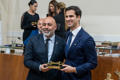 Presidente da CDL Florianópolis recebe Troféu Pedro Medeiros em reconhecimento à contribuição para o desenvolvimento da Capital